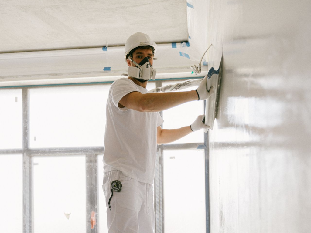 Handwerker beim Verputzen einer Wand